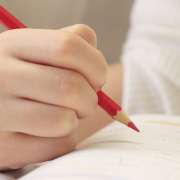 履歴書の資格は「合格／取得／修了」どれが正しい？介護の資格別 正しい書き方