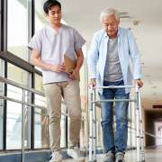 介護施設での理学療法士の仕事内容や働き方は？給与や魅力も徹底解説！