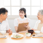高齢者施設での管理栄養士の仕事内容は？役割や給料、働き方を詳しく解説